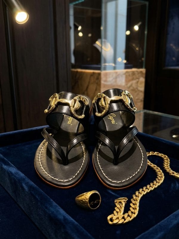 Nero Fibbia Oro — Sandalo Gioiello Capri Bells