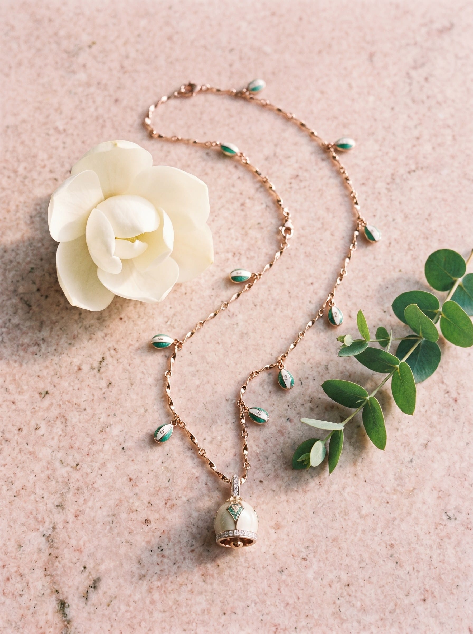 Collana oro rosa con charm foglie e gardenia